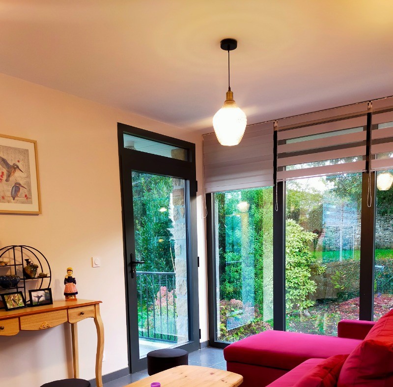 espace salon avec vue sur le jardin