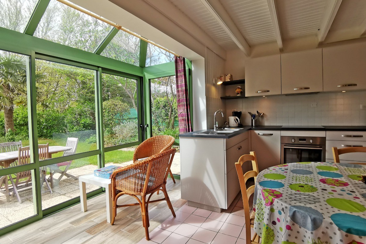 Salon dans la véranda avec vue sur le jardin