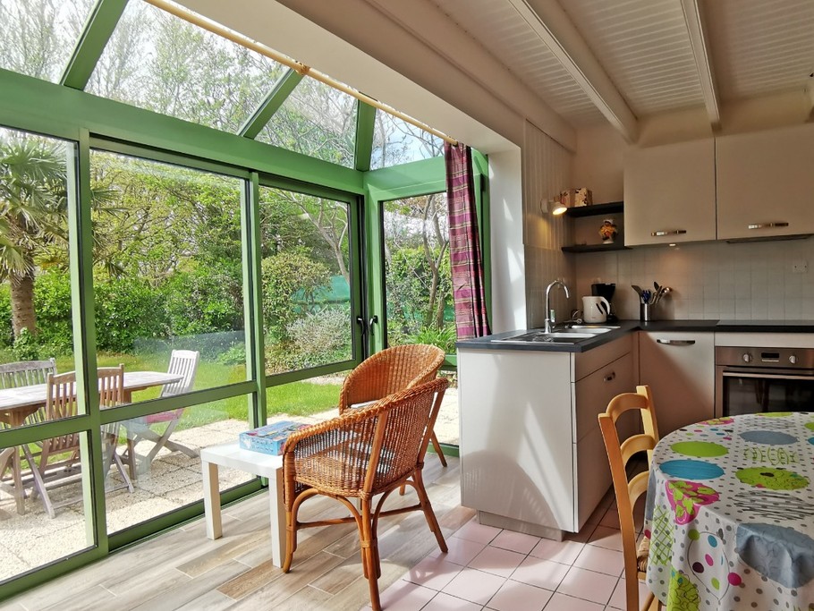 Salon dans la véranda avec vue sur le jardin