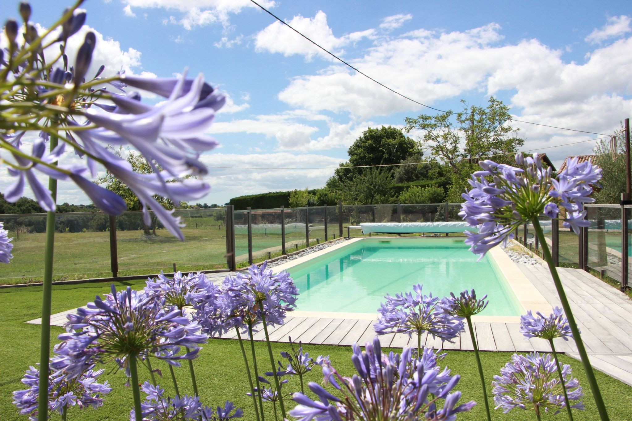La piscine sécurisée commune avec les propriétaires