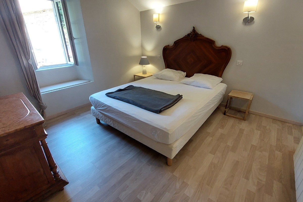Chambre 2 avec lit en 160 avec salle de bain privative