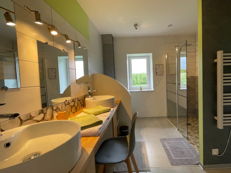 Salle d'eau 2 spacieuse - L Escale ô Sources