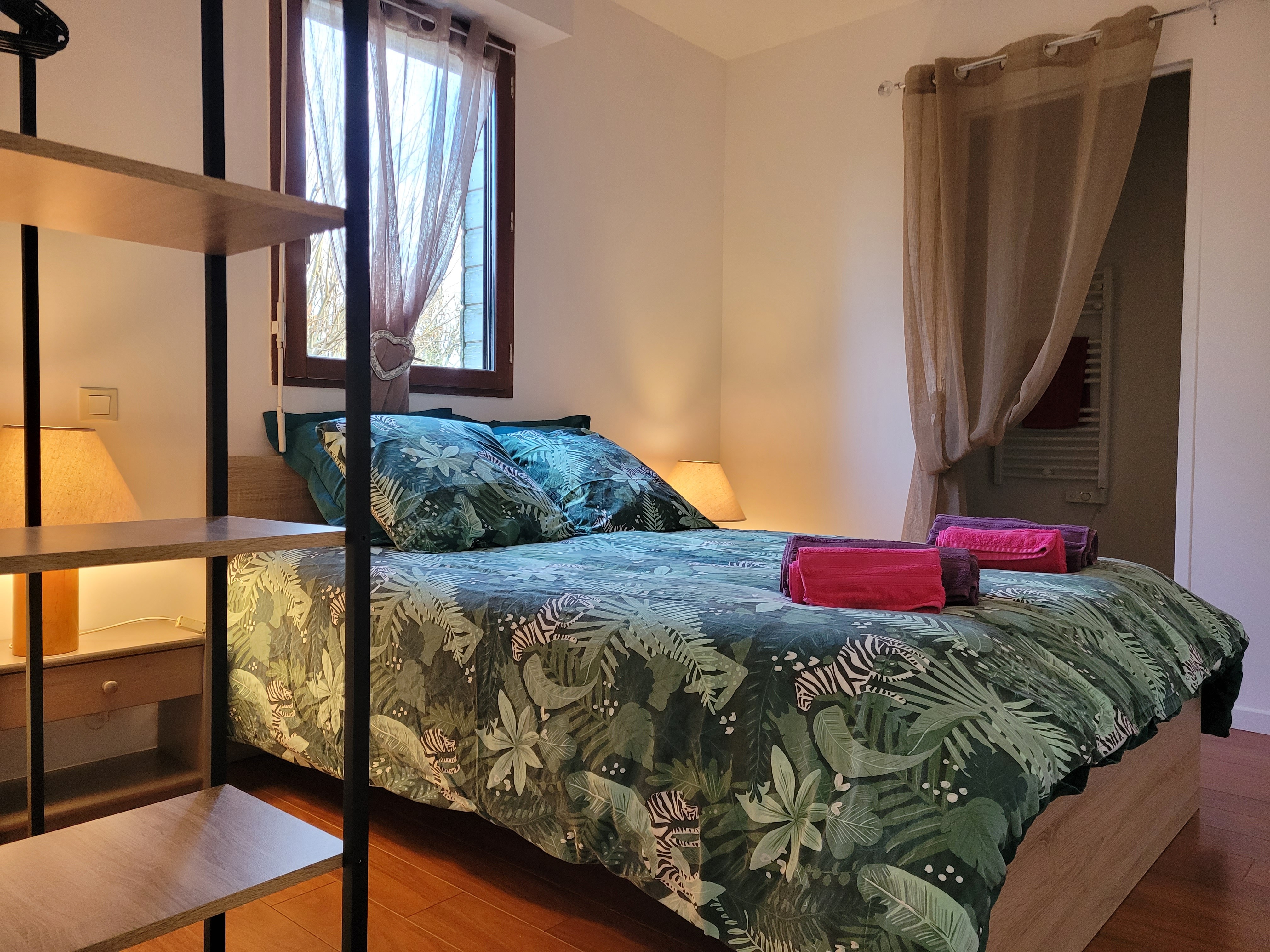 Location Clevacances, Guyomard Treguidel, chambre du RDC