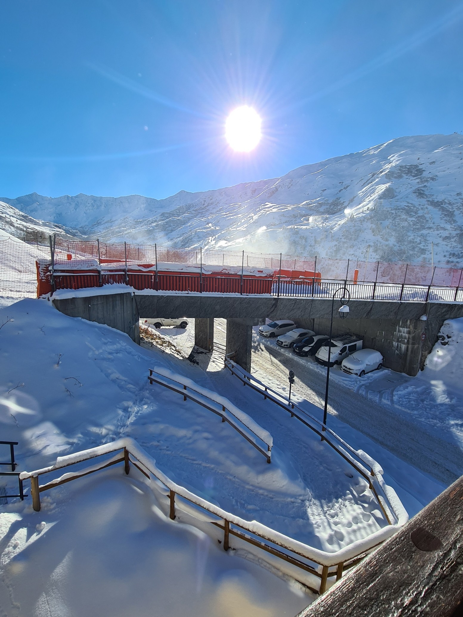 Accès de la route principale à la place piétonne devant Chalet Camille