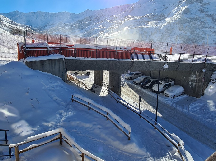 Accès de la route principale à la place piétonne devant Chalet Camille