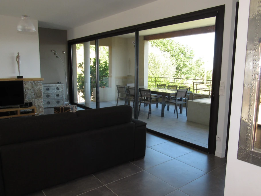 sejour et terrasse couverte avec accès cuisine