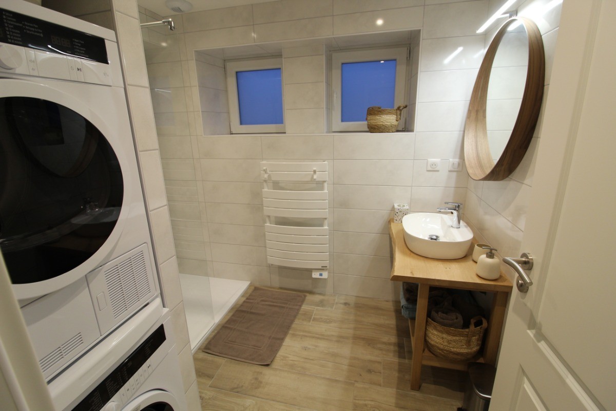 Salle d'eau RDC avec lave-linge, sèche-linge - Au Gite des Mazes