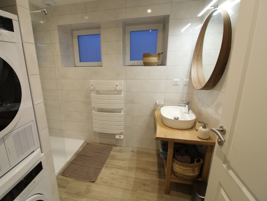 Ground floor shower room with washing machine and tumble dryer - Au Gite des Mazes