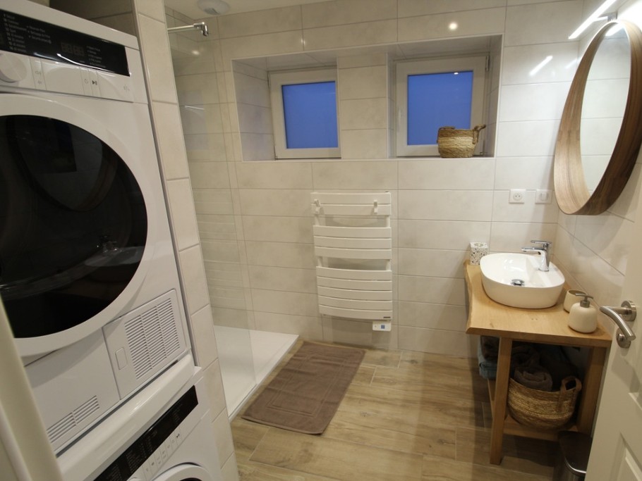 Salle d'eau RDC avec lave-linge, sèche-linge - Au Gite des Mazes
