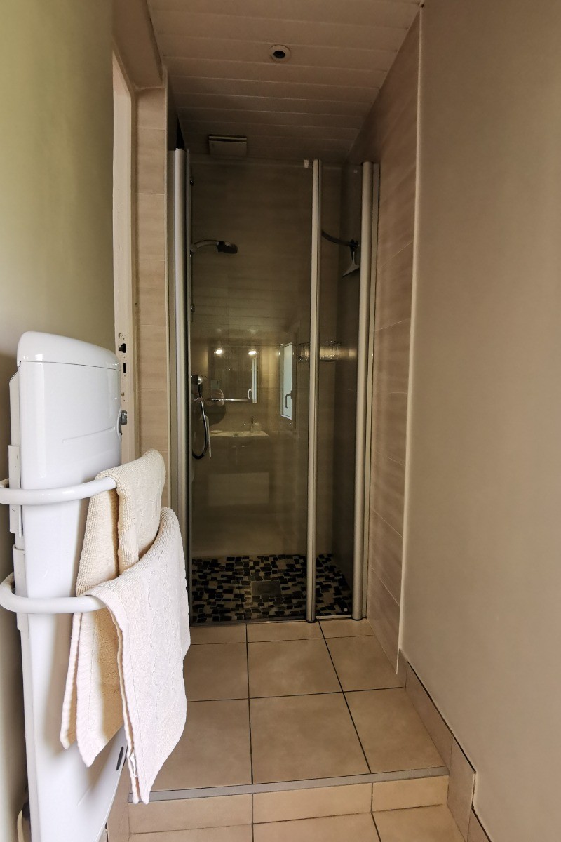 Salle d'eau avec douche