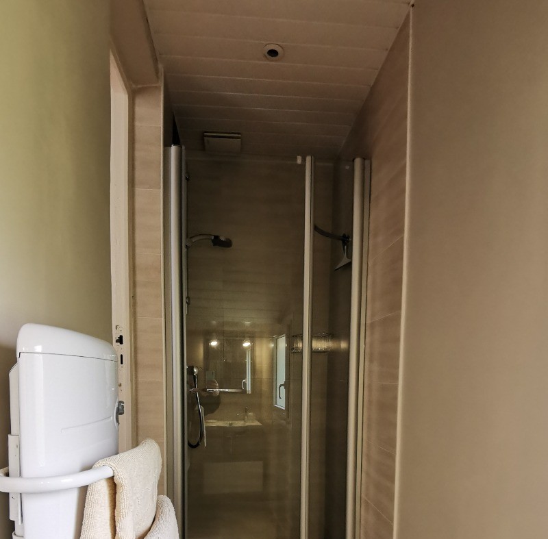 Salle d'eau avec douche