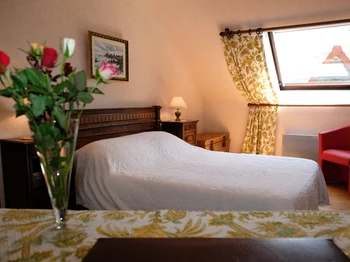 Première chambre avec lit de 140, chevets, commode, bureau et coin Bébé