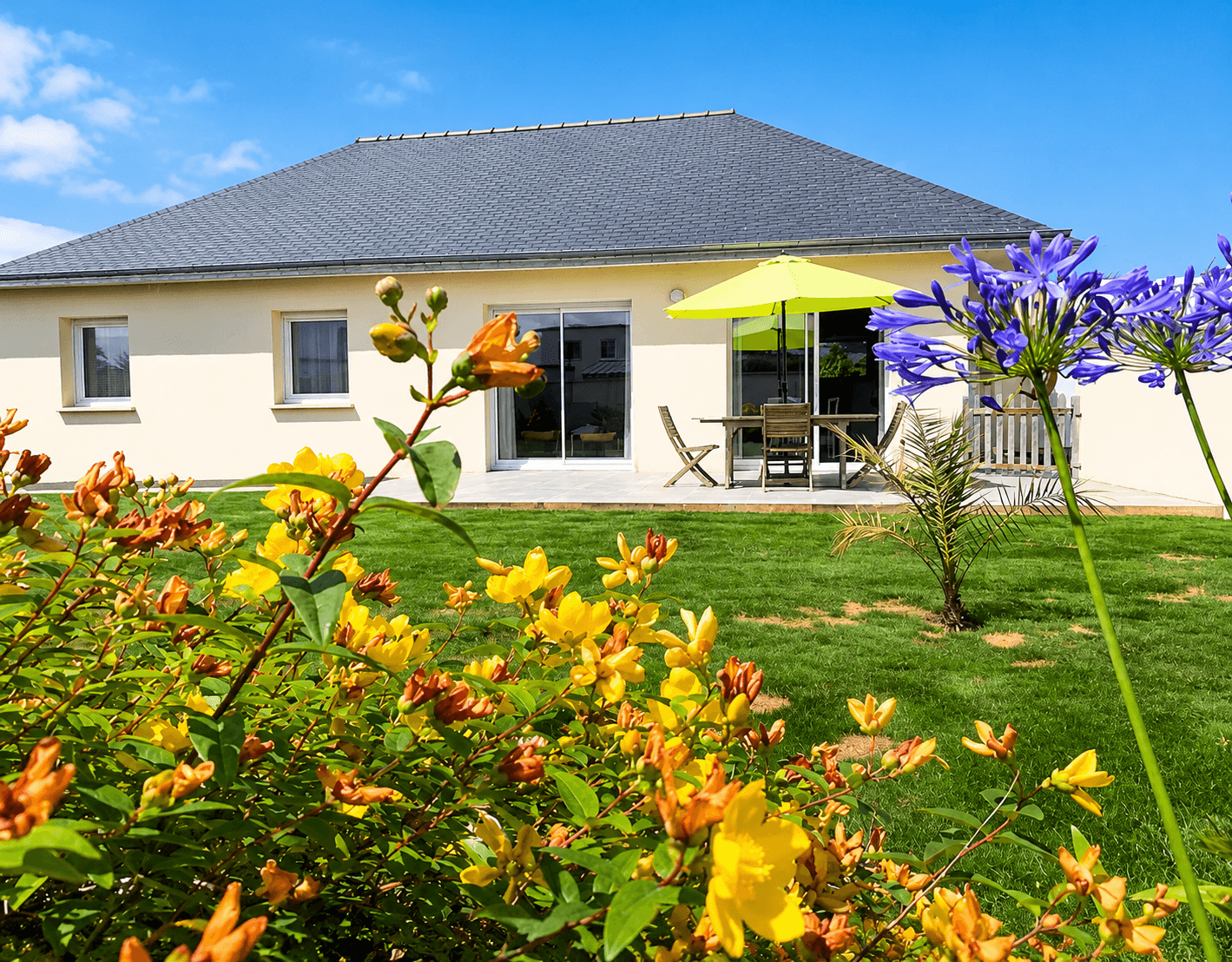 Single-storey house with enclosed garden and garage