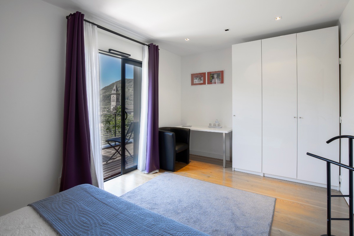 Maison vue de la terrasse - Chambres d'hôtes contemporaine massif de Belledonne proche de Grenoble et station thermale d'Uriage
