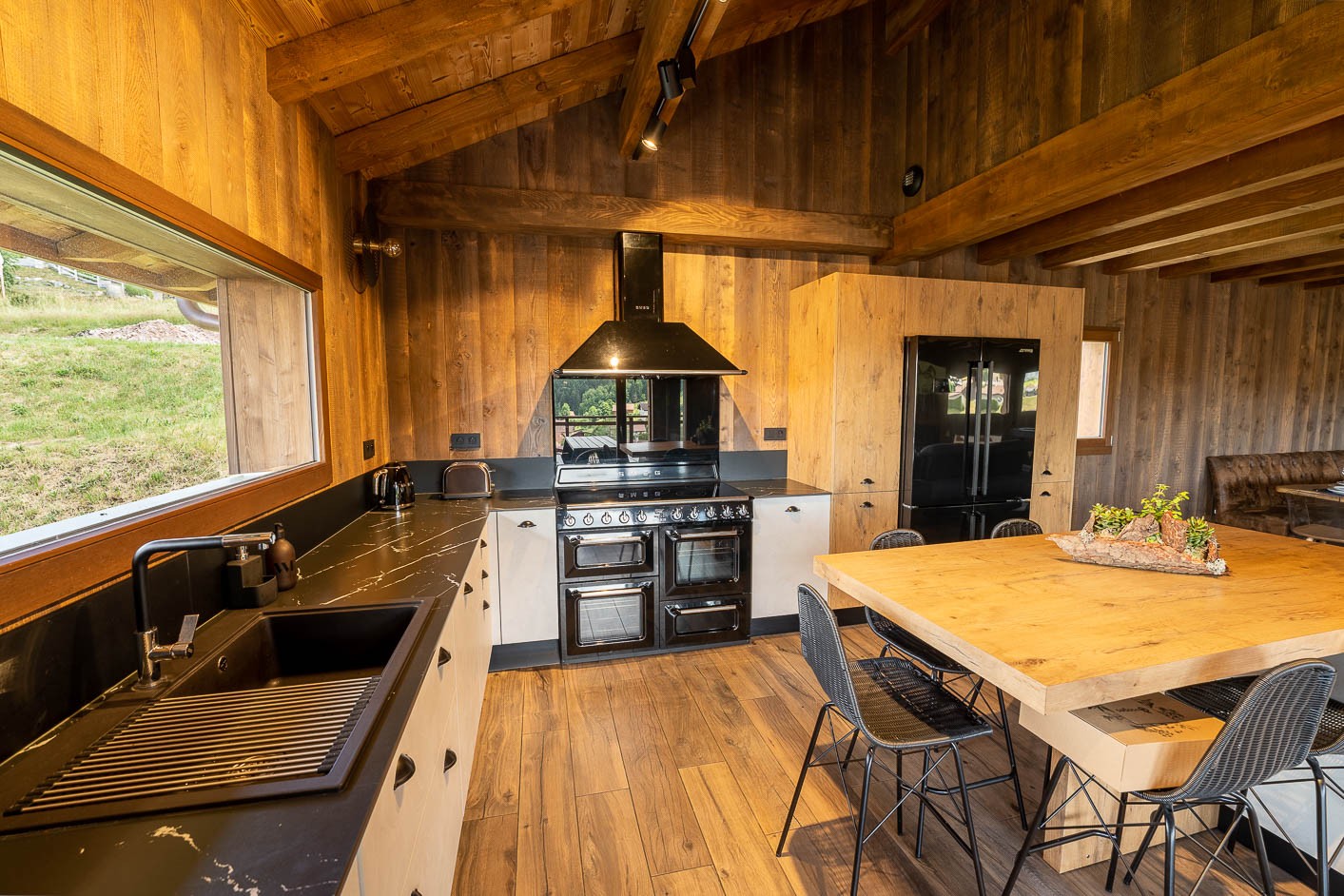 Kitchen opening onto living room - Chalet Perle Noire, Gérardmer