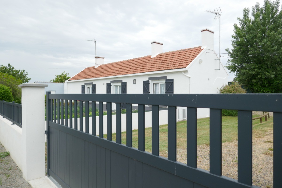 Portail qui ferme la propriété