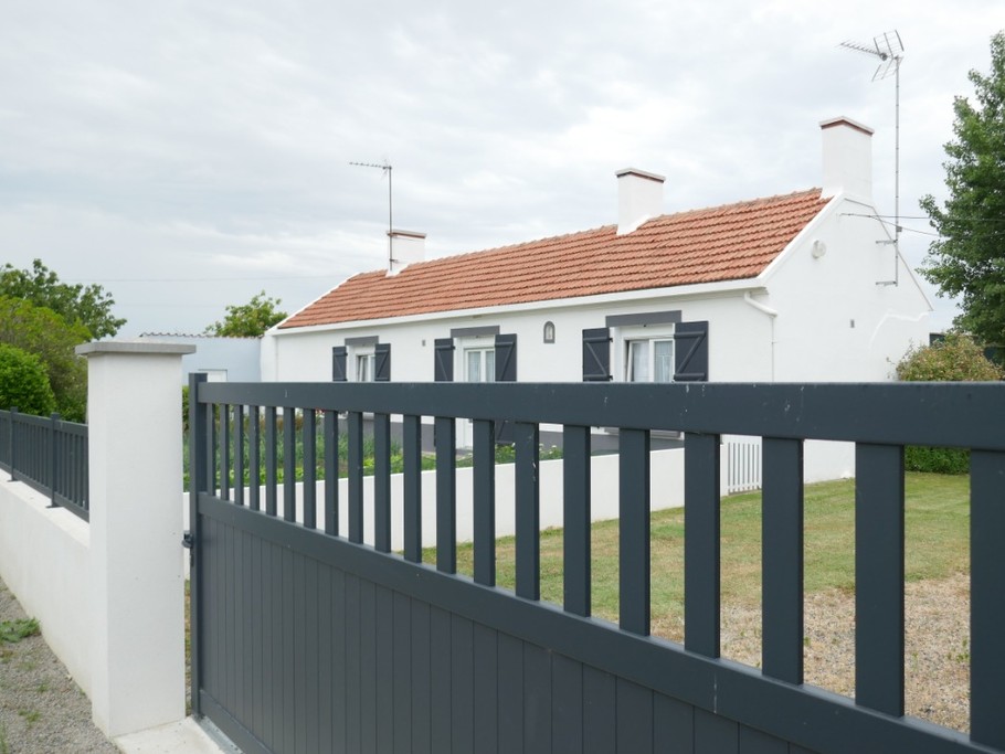 Portail qui ferme la propriété