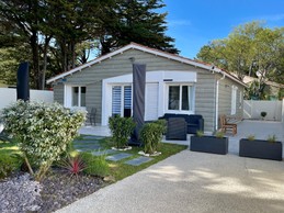 Villa et son entrée, vue sur le coté est.