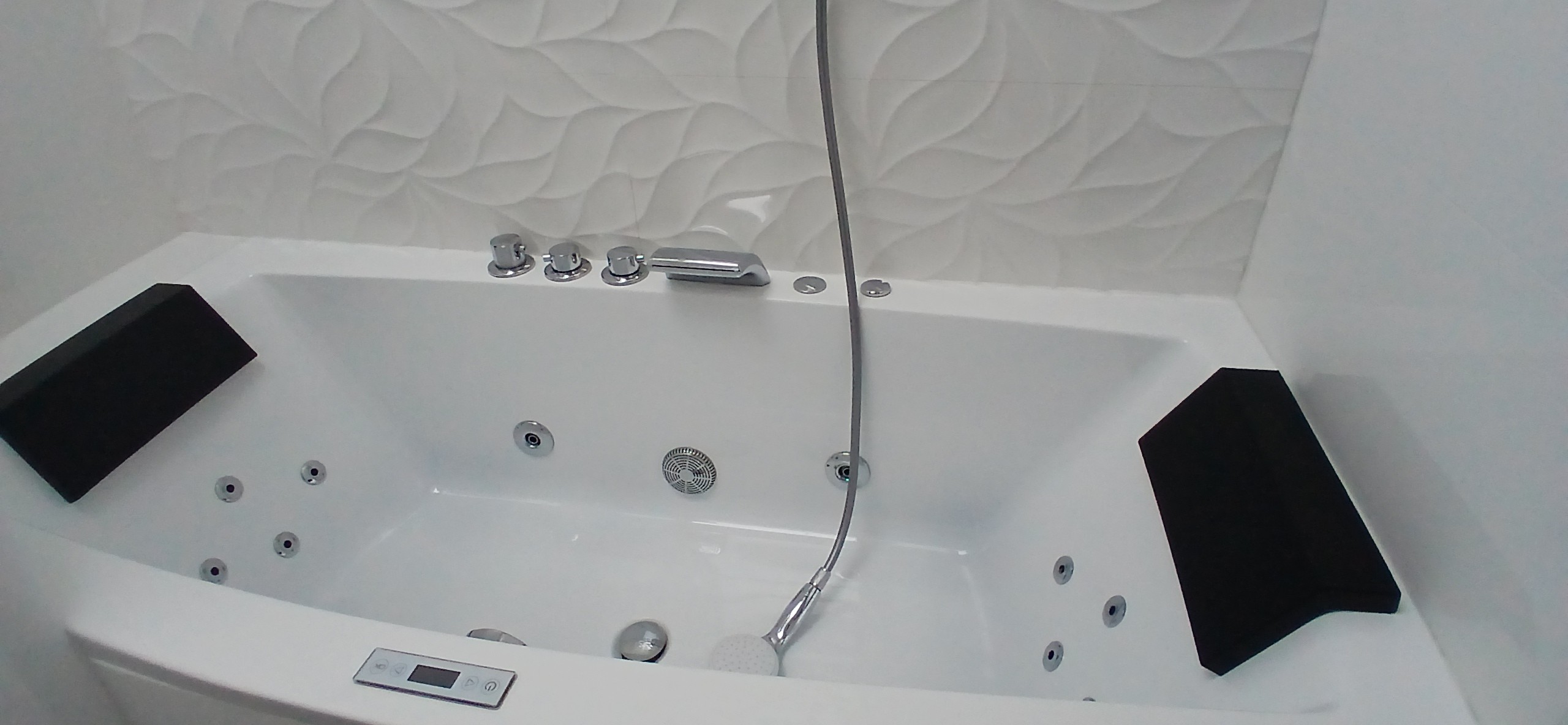 The Volcans d'Auvergne holiday cottage: The bathroom (1st floor)