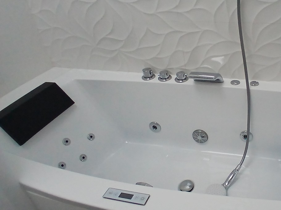 The Volcans d'Auvergne holiday cottage: The bathroom (1st floor)