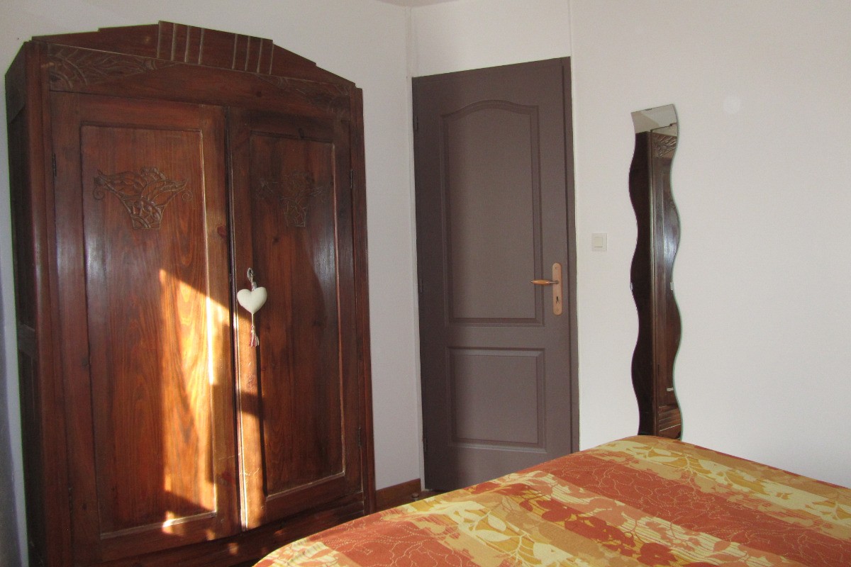 Chambre orange armoire