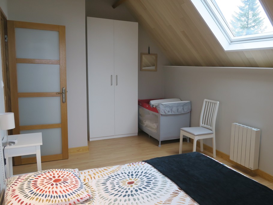 chambre principale avec armoire et lit BB