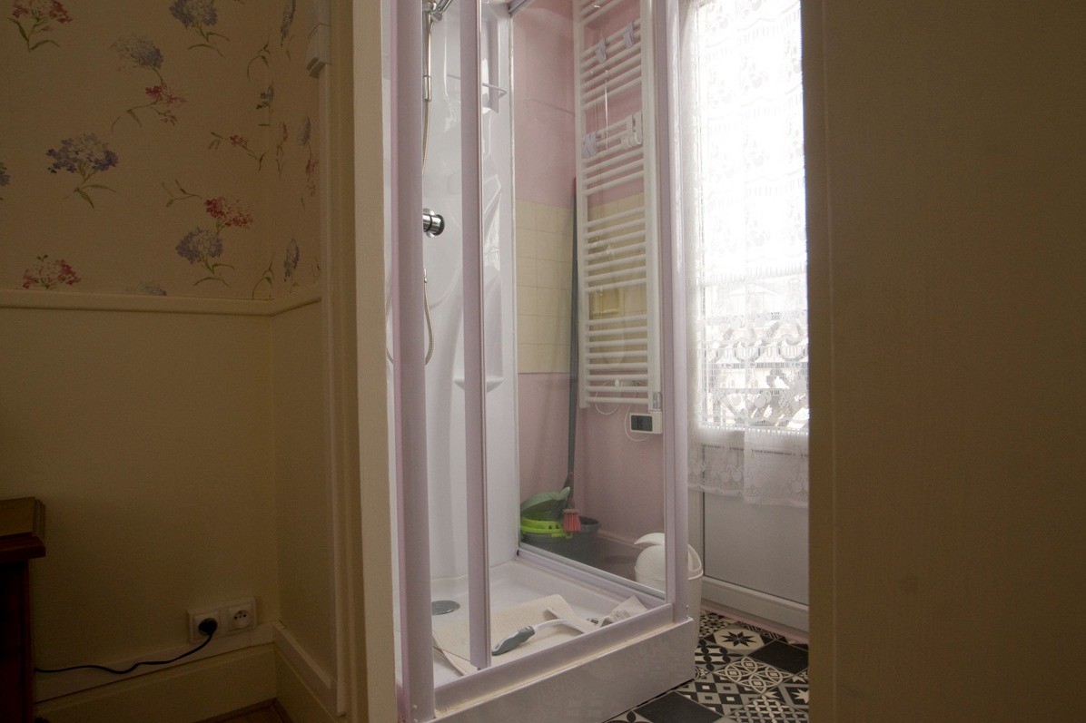 salle de bain, avec cabine de douche.