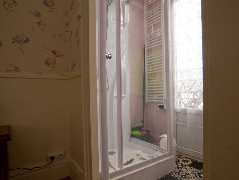 salle de bain, avec cabine de douche.