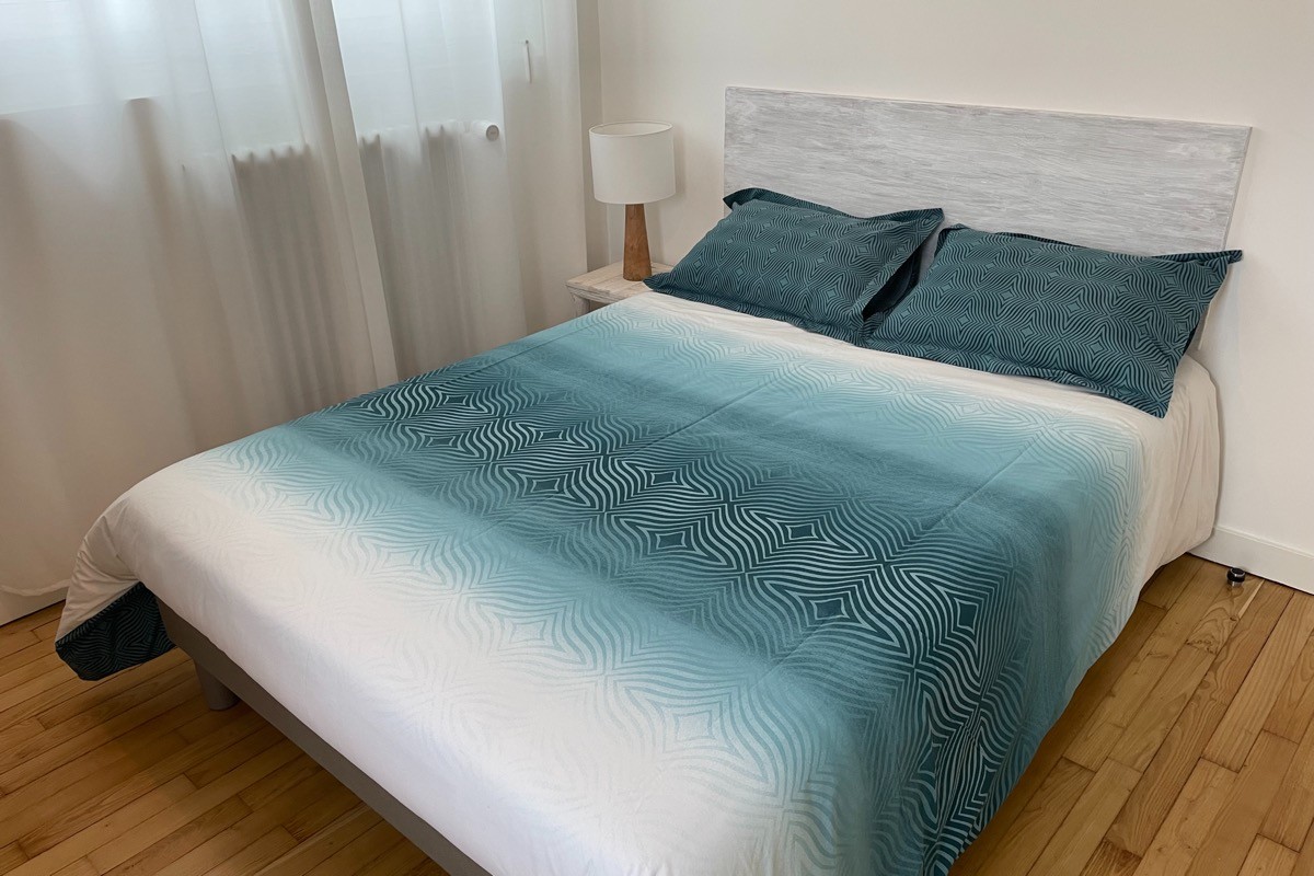 Niveau 2 : chambre 2 avec lit 140 et placard penderie