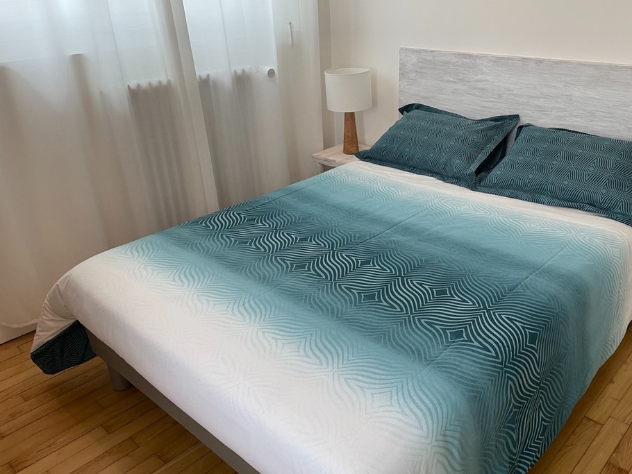 Niveau 2 : chambre 2 avec lit 140 et placard penderie