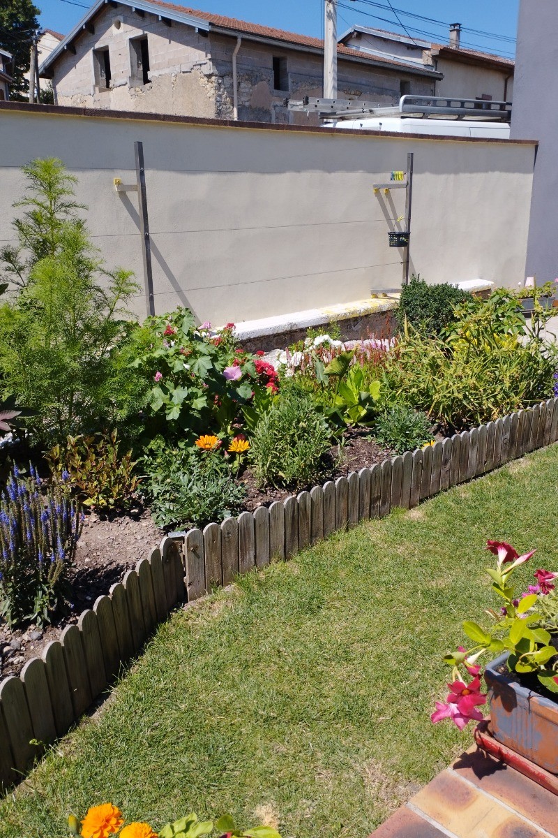 Petit jardin paysager - Maison Le Parigney