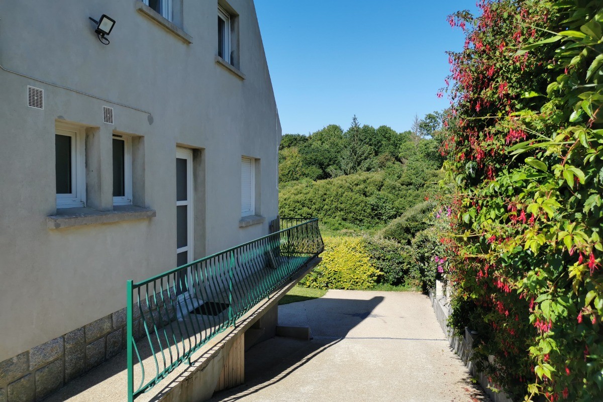 Pignon de la maison avec l'entrée