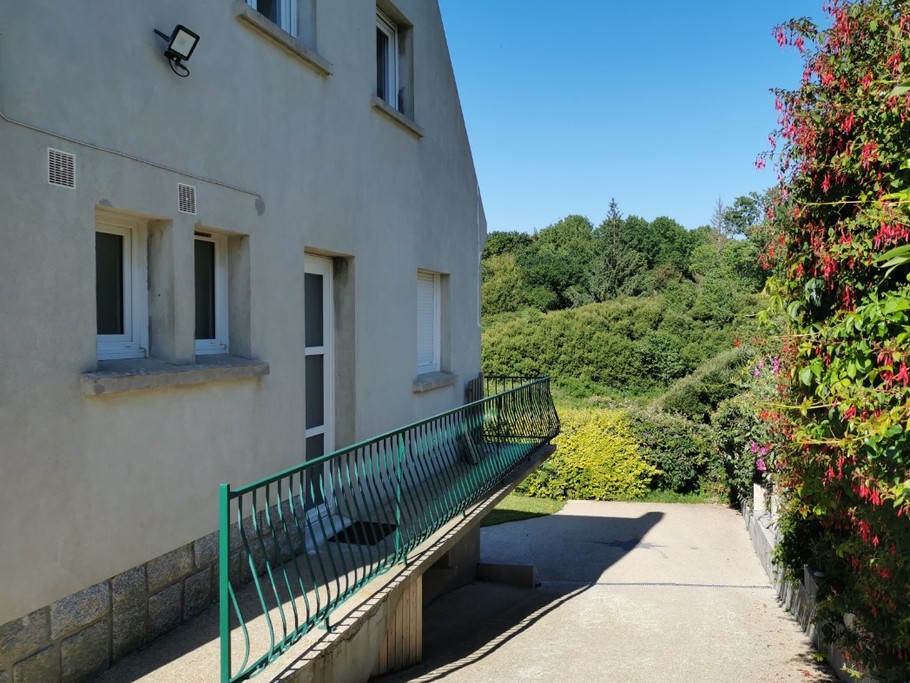 Pignon de la maison avec l'entrée