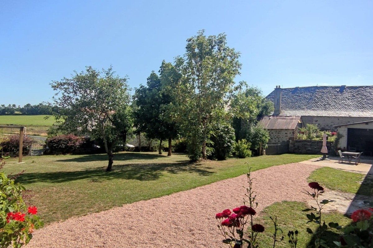 grand jardin fleuri et avec ombre