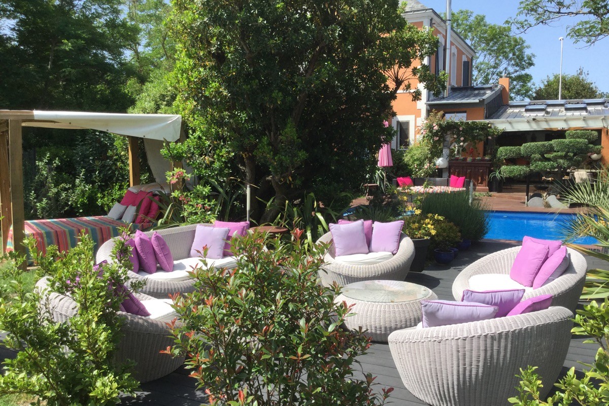 Le jardin et un lit balinais
