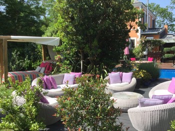 Le jardin et un lit balinais