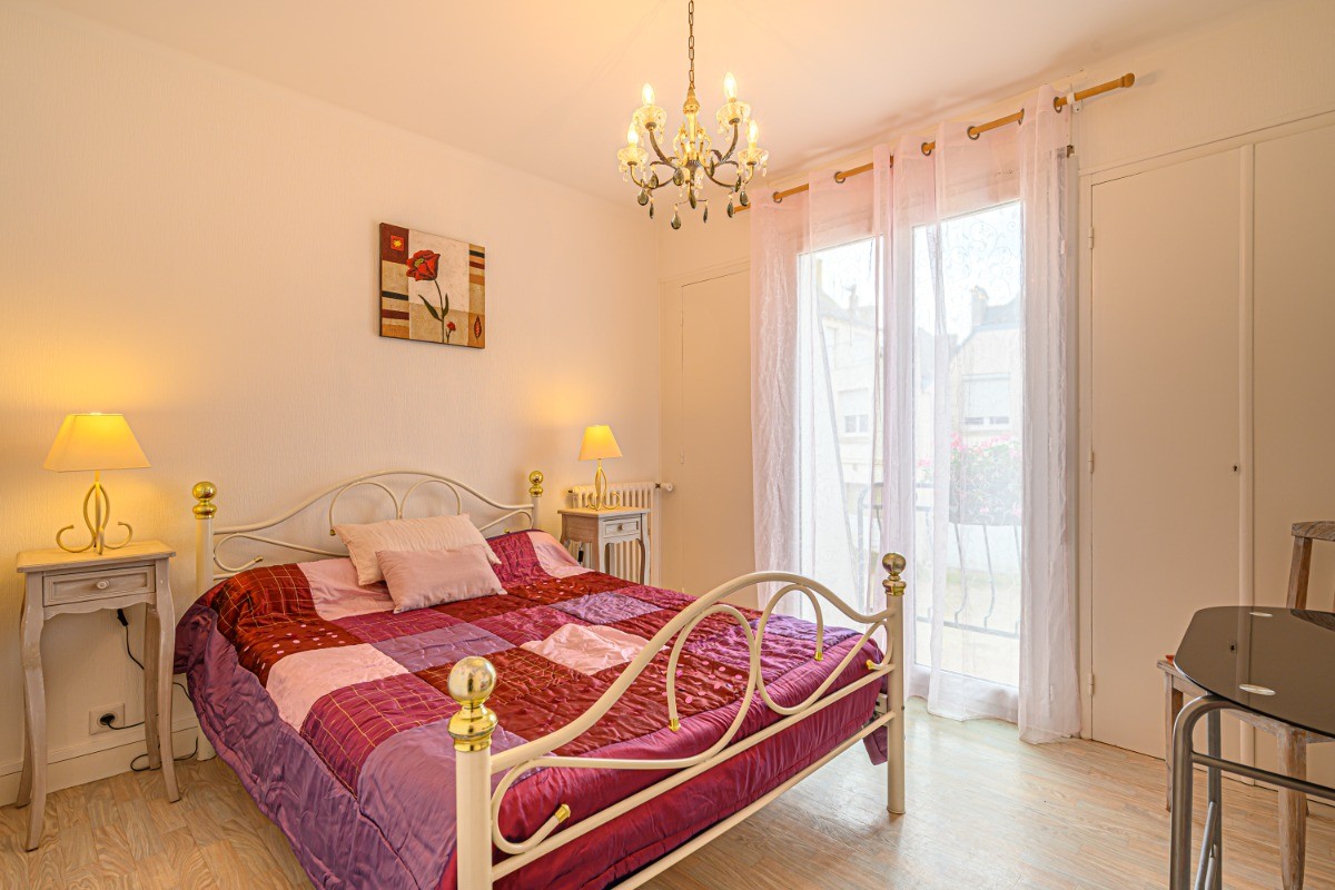 chambre  rose avec lit de 140 cm