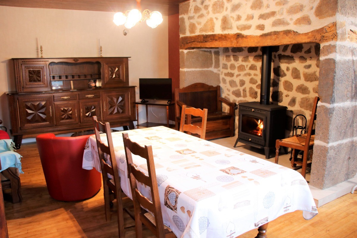 Salon et salle à manger spacieux avec grande table conviviale pour partager des repas en famille.