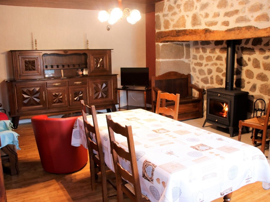 Salon et salle à manger spacieux avec grande table conviviale pour partager des repas en famille.