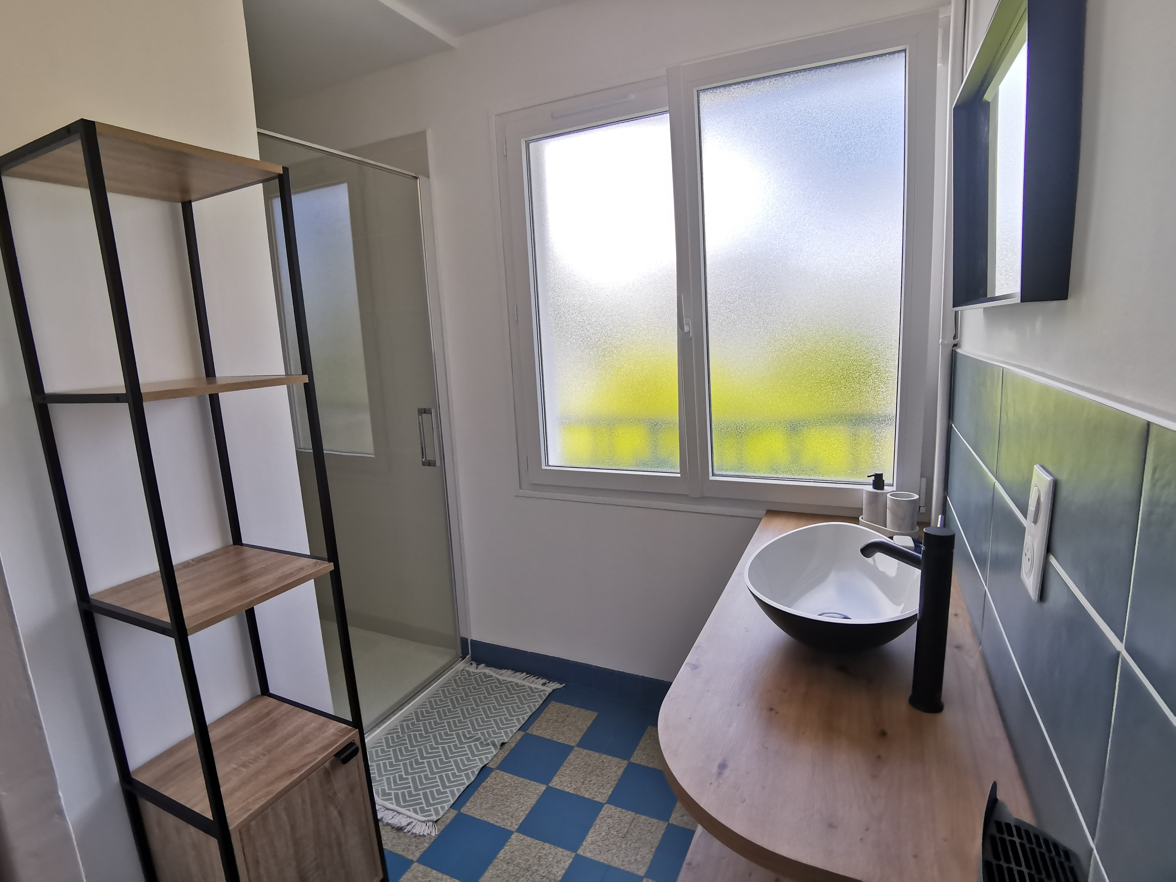 Etage: SDE avec douch, lavabo