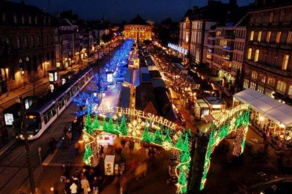 Place Broglie à 300m (où se situe le marché de Noël historique "Christkindelsmarik")