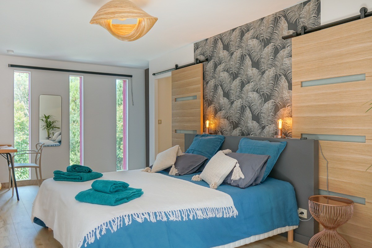 Grand chambre avec bureau pour télétravail