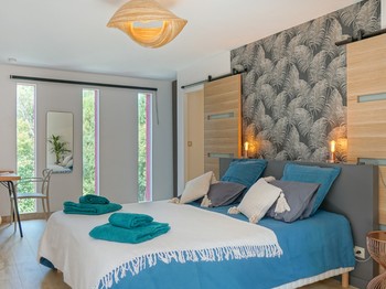 Grand chambre avec bureau pour télétravail