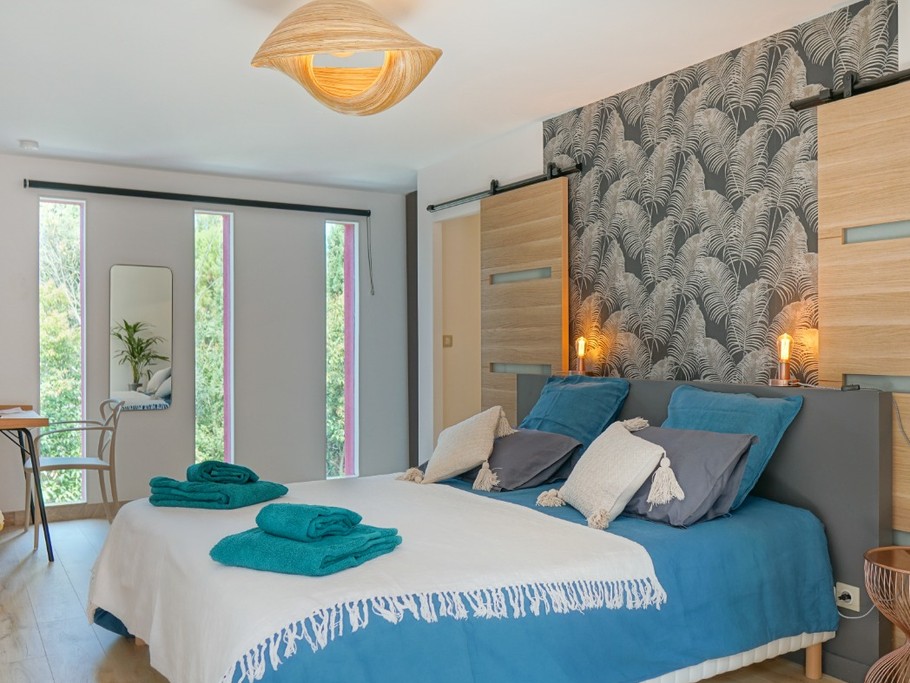 Grand chambre avec bureau pour télétravail