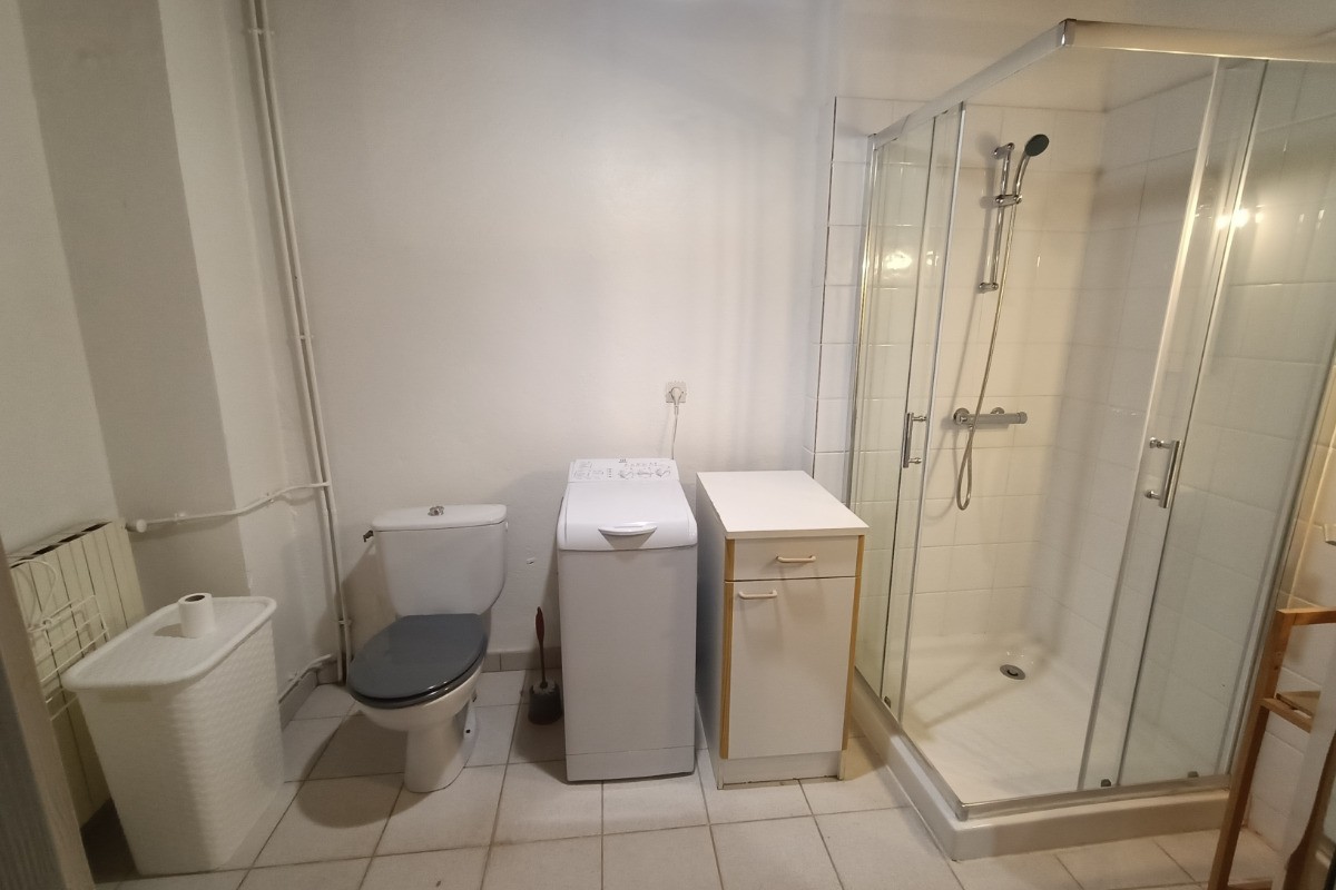 Salle d'eau avec douche, receveur 90x90, lave linge