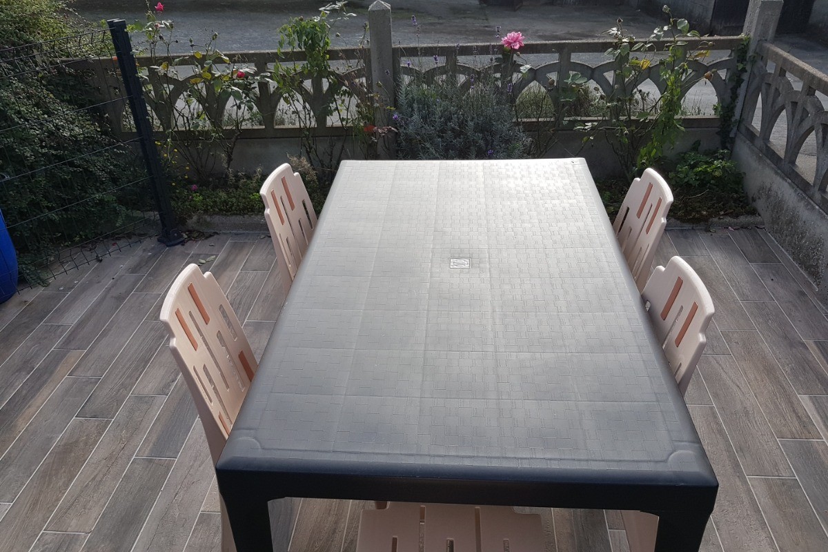 Grande terrasse carrelée. Agréable vue sur le jardin des propriétaires. 
Sans vis-à-vis et rue peu passante.