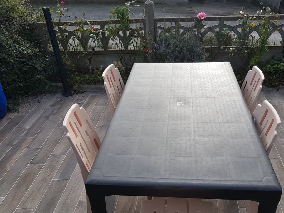 Grande terrasse carrelée. Agréable vue sur le jardin des propriétaires. 
Sans vis-à-vis et rue peu passante.