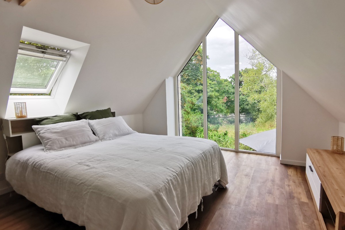 Etage: Chambre avec lit 160 + TV et vue sur la nature