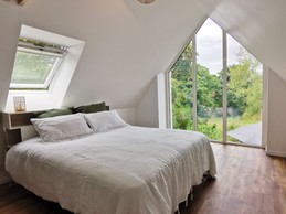 Etage: Chambre avec lit 160 + TV et vue sur la nature