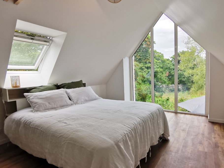 Etage: Chambre avec lit 160 + TV et vue sur la nature